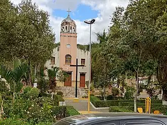 Praça e Igreja Católica do distrito
