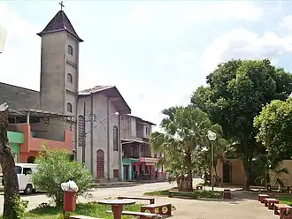 Praça Tancredo de Almeida Neves no bairro São Domingos com a Igreja Nossa Senhora de Guadalupe ao fundo