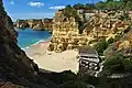 Entrada da Praia da Marinha com bar e esplanada