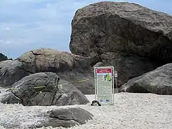 Entrada para a praia de nudismo do Abricó