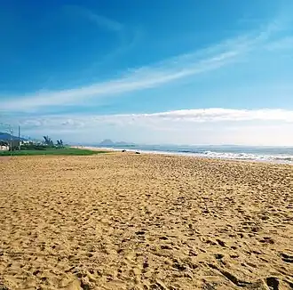 Praia do bairro Unamar em Tamoios