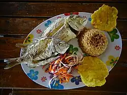 Prato de almoço típico Wayuu, com peixe, legumes, arroz e outros condimentos.