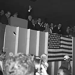O presidente dos EUA Dwight D. Eisenhower lançou a pedra fundamental da Chancelaria durante visita Brasília em 1960
