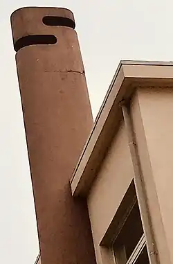 Detalhe da chaminé em cor terracota do presidio Reabilitatório Borsalino de Alessandra