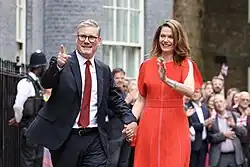 Starmer com sua esposa em Downing Street, após ser nomeado primeiro-ministro