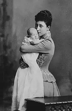 Alexandra com sua mãe, Luísa