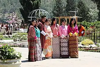 Mako (4ª à esquerda), ao lado do rei Jigme do Butão