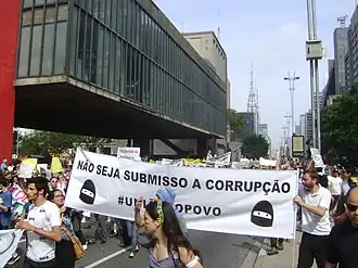 Manifestação contra a corrupção na Avenida Paulista com pessoas vestindo camisetas brancas