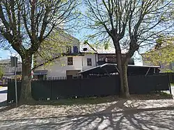 Edifício do pré-guerra na esquina da praça do mercado com a rua Czerwonego Krzyża