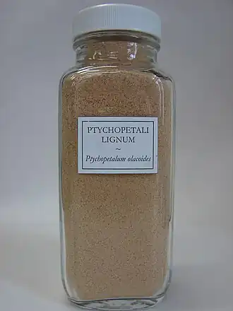 Frasco com o pó obtido da casca da raiz de muirapuama