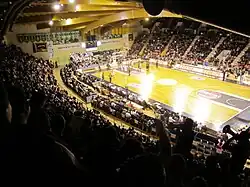 Vista interna da quadra e arquibancadas.