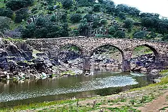 Ponte antiga sobre a Ribeira de Fresnedosa, no limite entre Acehúche e Ceclavín