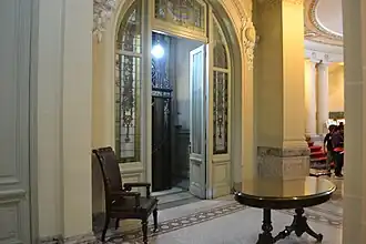 Elevador no térreo.