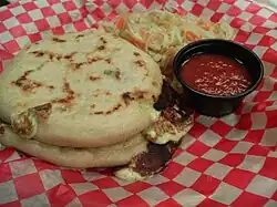 Pupusas e molho de tomate.