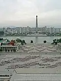 Vista da Torre Juche da Praça Kim Il-sung