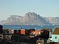 Qaarsut e a Montanha Uummannaq no fundo