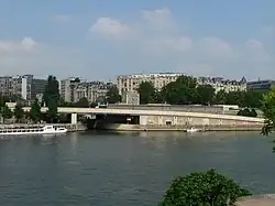 A estação Quai de la Rapée, aqui vista depois da outra margem do Sena, é construída através de entrada do Porto do Arsenal.