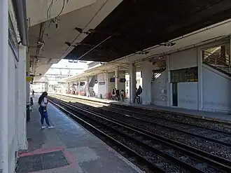 As plataformas sob a passarela principal.