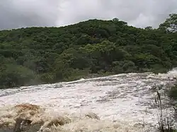 Rio Cipó com grande volume de água, na estação das chuvas