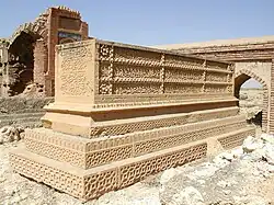 Arte do Alcorão em um túmulo decorado de um santo sufi na necrópole