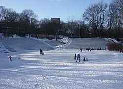 O anfiteatro do parque Rålambshovsparken no inverno