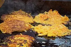 Rösti sendo preparado.