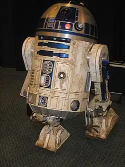 Um dos incríveis R2-D2s feitos por fãs que podem ser encontrados na sala dos R2 Builder.