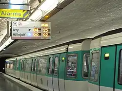 Um MF 77 da linha 7 na plataforma.