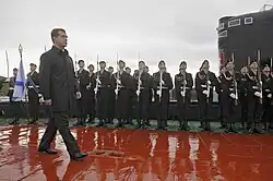 Marinheiros russos saudando o então presidente Dmitri Medvedev, na base naval de Krasheninnikov.