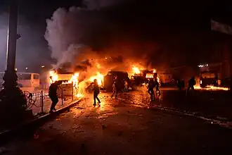 Os radicais Euromaidan lançam cocktails molotov contra a polícia, janeiro de 2014.