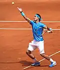 Rafael Nadal servindo em Roland-Garros de 2011.