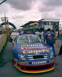 Fotografia de um carro de corrida participando do campeonato