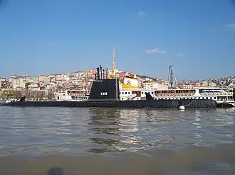 Vista de Hasköy com a secção naval do Museu Rahmi M. Koç em primeiro plano
