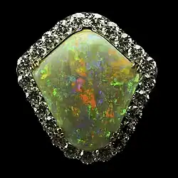 O "Rainbow Shield", um pingente feito com opala australiana