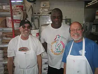 O ator e comediante Jimmie Walker com os irmãos Ron e Larry Weintraub, 2013