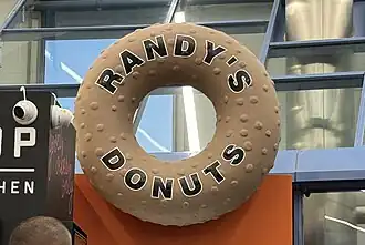 Uma versão em miniatura do letreiro da Randy's Donuts em seu local no Aeroporto Internacional de Los Angeles.
