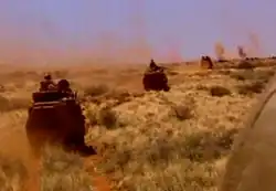 Uma formação de Ratel se aproxima de um alvo em Lohatla.