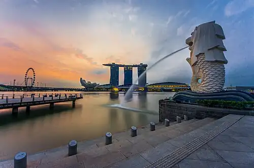 Vista do hotel Marina Bay Sands do Merlion