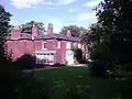 Red House Museum, Gomersal, frequentemente visitado por Charlotte Brontë, que apresentou a casa como "Briarmains" em Shirley