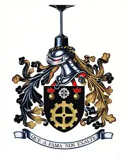 SIMBOLOGIA E ALUSÃO DAS PEÇAS TIMBRE Uma Bigorna de Negro simboliza a artesania medieval percussora das modernas tecnologias. ELMO MILITAR De prata, forrado a vermelho, a três quartos para a dextra PAQUIFE E VIROL De Negro e Oiro ESCUDO E CORREIA Escudo de Negro e Correia de Vermelho perfilada a Oiro RODA DENTADA Traduz a atividade técnica oficinal A CRUZ FLORENCIADA DOS PEREIRAS Alude à Unidade sua antecessora – a Companhia Divisionária de Manutenção de Material – pertencentes à Divisão “NUN`ALVARES" AS GRANADAS Representam o serviço de munições, que constitui parte do Serviço de Material A DIVISA Num listel branco, ondulado, sotoposto ao escudo, em letras negras, maiúsculas de estilo elzevir, «QUE A FAMA NOS EXALTE» ​OS ESMALTES O Negro significa honestidade e firmeza A Prata significa eloquência e humildade O Oiro significa Nobreza e constância O Vermelho significa fogo e energia criado​