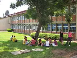 Estudantes na grama do departamento de economia agricultural no campus de Rehovot da Universidade Hebraica