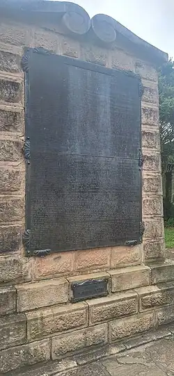 Imagem de um painel em bronze que mostra o relato de Libero Guimarães, político que, na sua vida militar, participou do Cerco da Lapa.