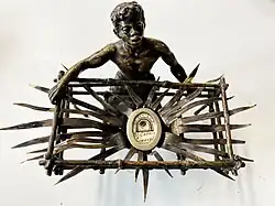 Relicário de bronze com fragmento ósseo de São Carlos Luanga (propriedade privada)