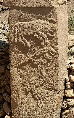 Baixo relevo do sítio arqueológico neolítico pré-oleiro de Göbekli Tepe, que se acredita representar um touro, uma raposa e um grou, c. 9 000 a.C.