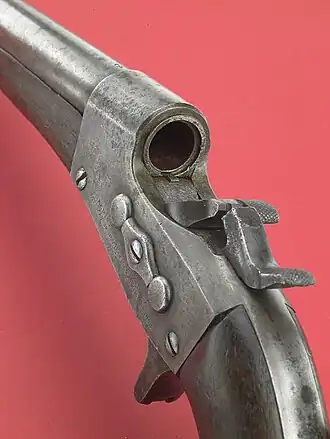 Um close da câmara da Remington Model 1865 com o mecanismo de ação de bloco pivotante aberto
