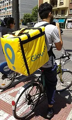Um entregador de bicicleta da Glovo em Valência.