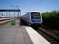 O trem HISI (atualmente HOCI) chegando em Chelles - Gournay do depósito de Vaires-sur-Marne, levará os viajantes em direção a Haussmann - Saint-Lazare .