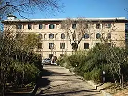 Uno de los dos pabellones destinados a la residencia de los estudiantes, a la vista nada más entrar en el recinto de la Residencia.