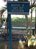 Placa em São João da Barra com os dizeres "Respeite se quer ser respeitado".