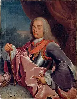 Retrato a meio corpo de um homem vestido com uma couraça prateada com um fato de veludo púrpura e uma peruca empoada.